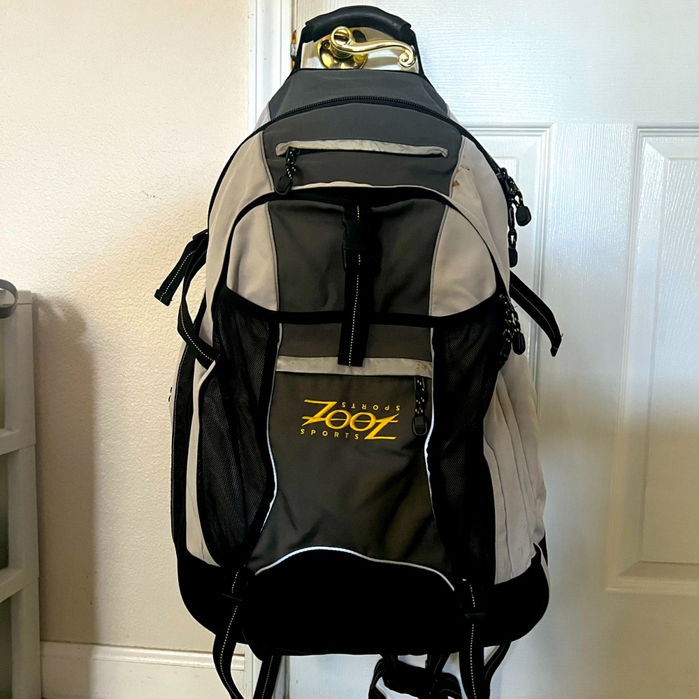 GUC ZOOT ULTRA TRIATHLON TRANSITION BAG WITH WET/WATERPROOF SECTION. Unisex.